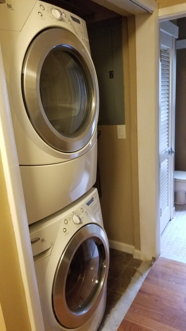 Building Photo - Lovely End Unit Located in Highly Sought A...