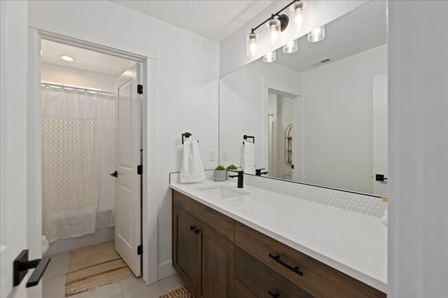 Building Photo - 5 Bed 3 bath Golf Course Neighborhood