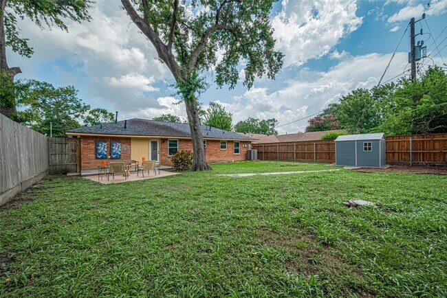 Building Photo - 5123 Saxon Dr