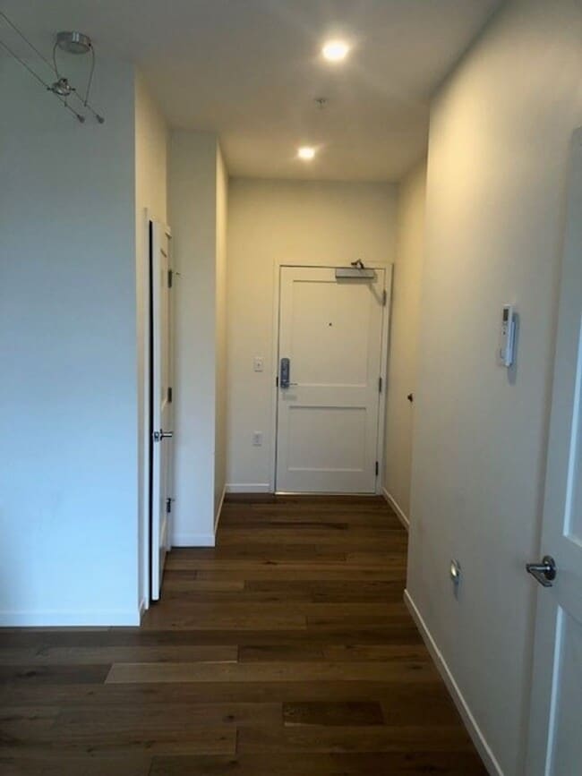 Building Photo - 1BR/1BA Available Now!! Partially Furnished - Great Portland Location!!