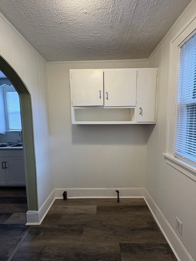 Building Photo - Two bedroom one bathroom home for rent