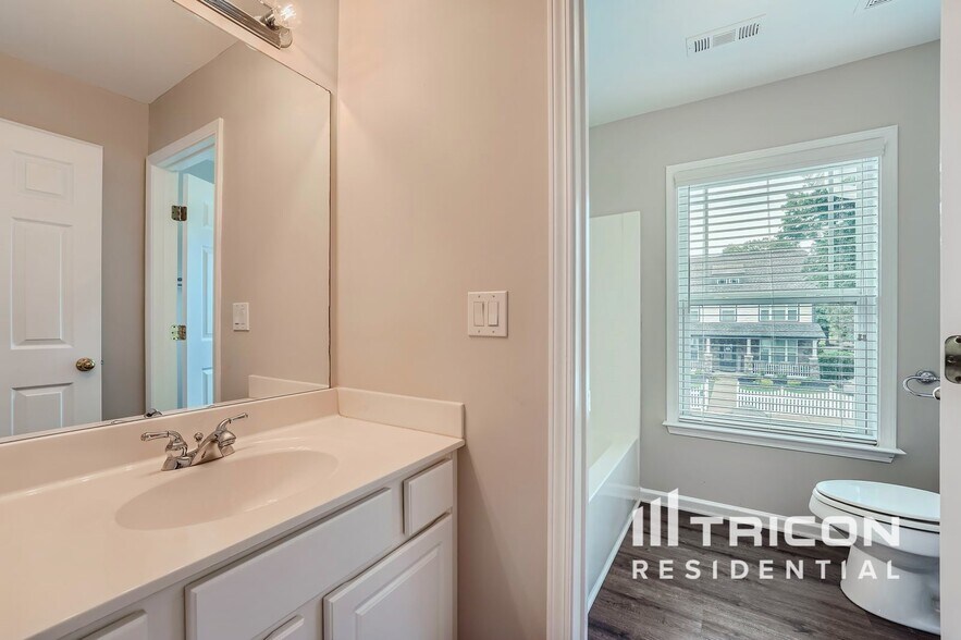 Building Photo - 3819 Stagecoach Ln