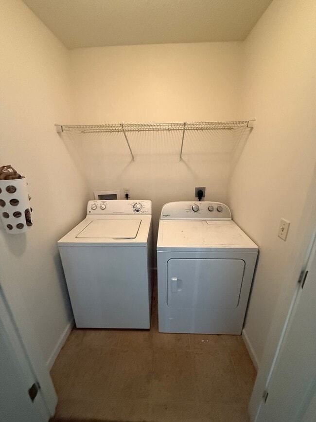 Building Photo - New 3 bedroom listing!