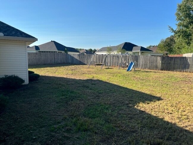Building Photo - Cozy 3 Bed 2 Bath House! Available August ...