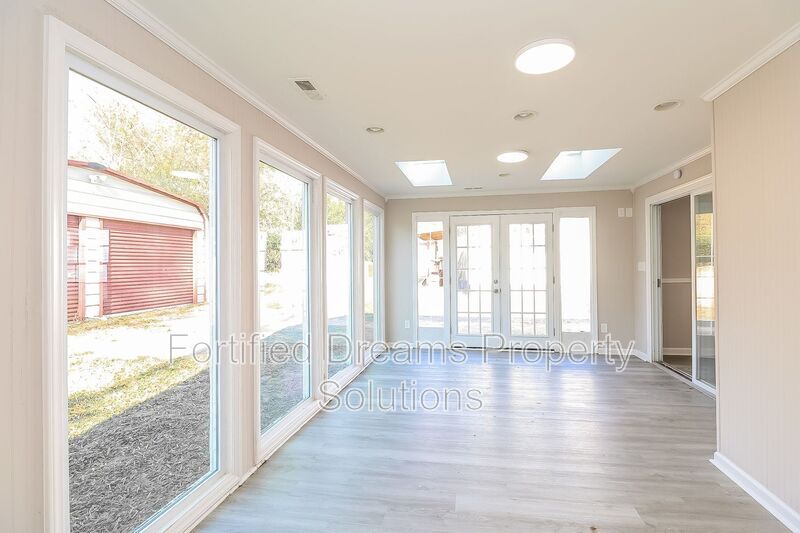 Building Photo - 2909 Glendale Ave