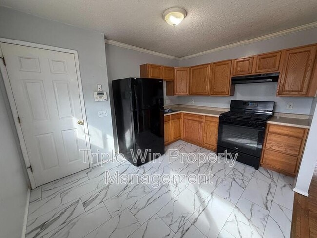 Building Photo - 220 Falcon Dr