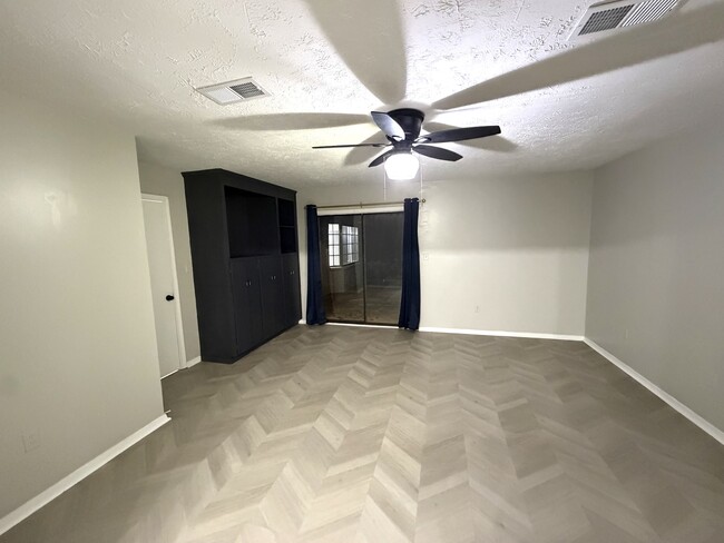 Building Photo - 5919 40th Ct