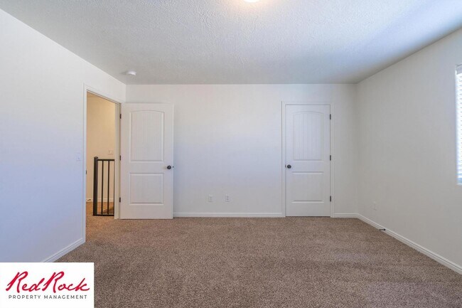 Building Photo - DOG-FRIENDLY 3 Bedroom Townhome with INTERNET INCLUDED!