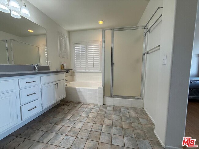 Building Photo - 719 E Ave Q10