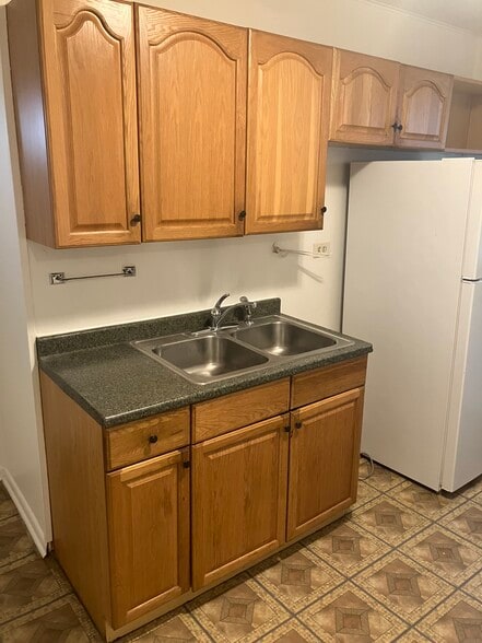 Kitchen - 1021 Judge Ave