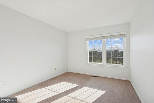 Building Photo - 28 Victoria Cir