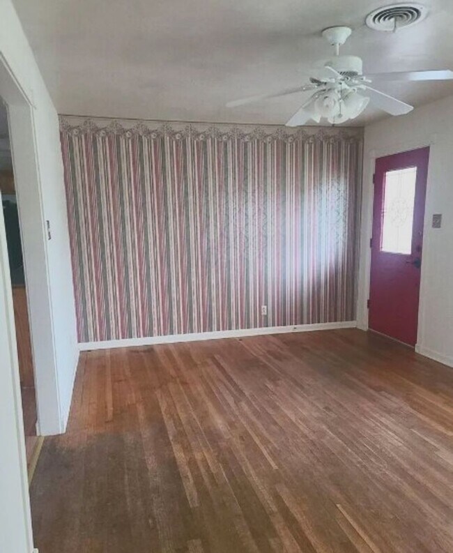 Building Photo - Cute 3 bed 1 bath home with garage