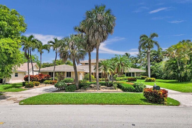 Building Photo - 2527 Lakes Dr
