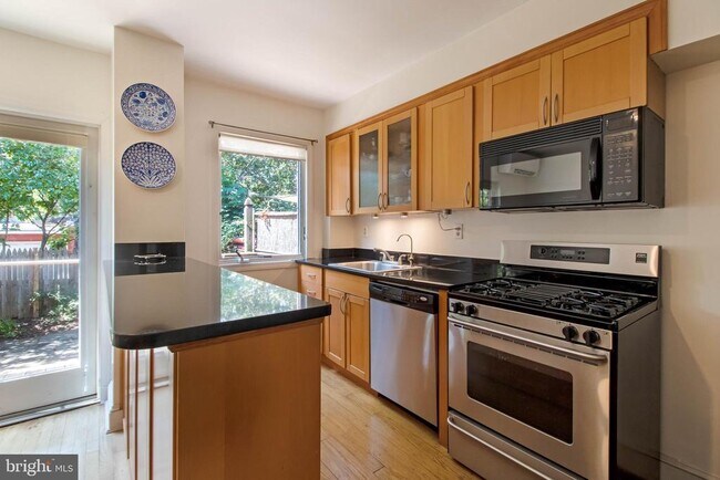 Building Photo - 2224 Observatory Pl NW