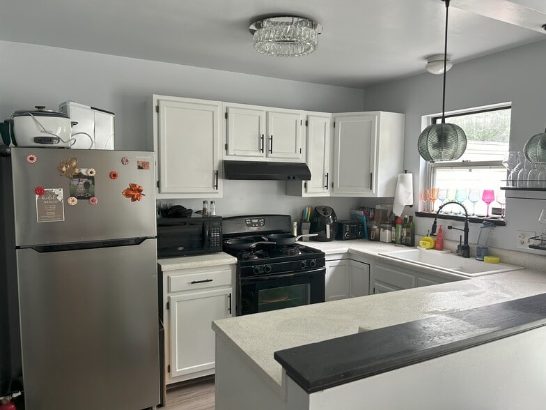 Kitchen. Dishwasher included - 672 Chester Ave