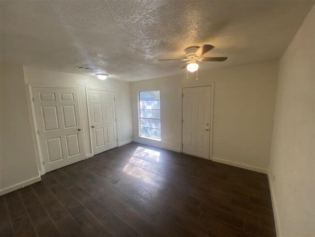 Building Photo - 2/1 Townhouse with covered parking