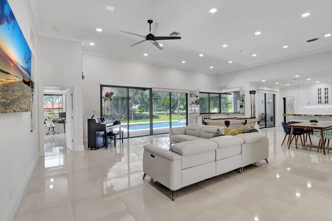 Building Photo - 10099 Canoe Brook Cir