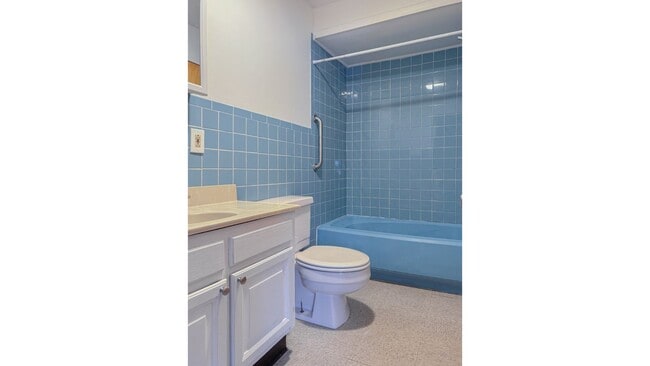 Building Photo - 3bed/3bath Renovated Townhome with Garage (Heat Included)
