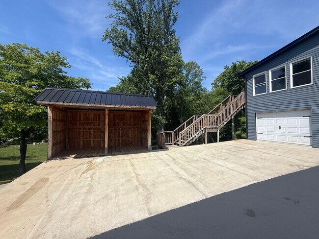 Building Photo - Sunroom, 2-Car Garage & Lawn Care Included | Pet-Friendly Cookeville Home