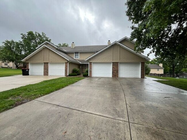 Building Photo - Chapel Oaks Community of Lee's Summit, Ready for late August Move-in!