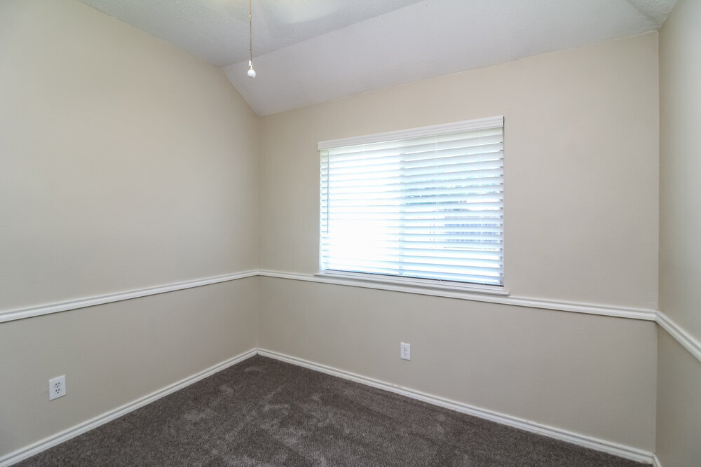 Building Photo - 1211 Old Knoll Dr