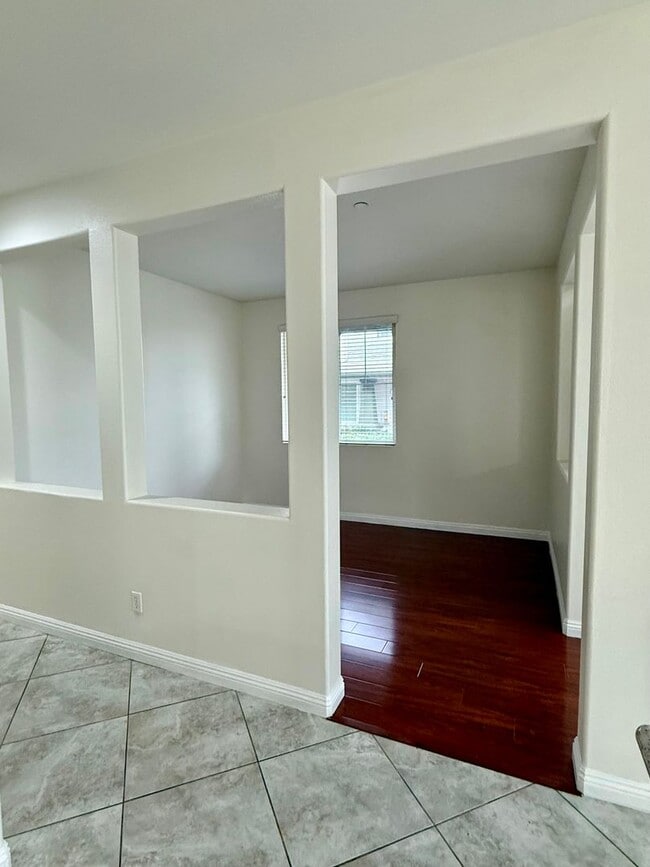 Building Photo - Highly Desirable 2 bed 3 bath condo in Rancho Cucamonga
