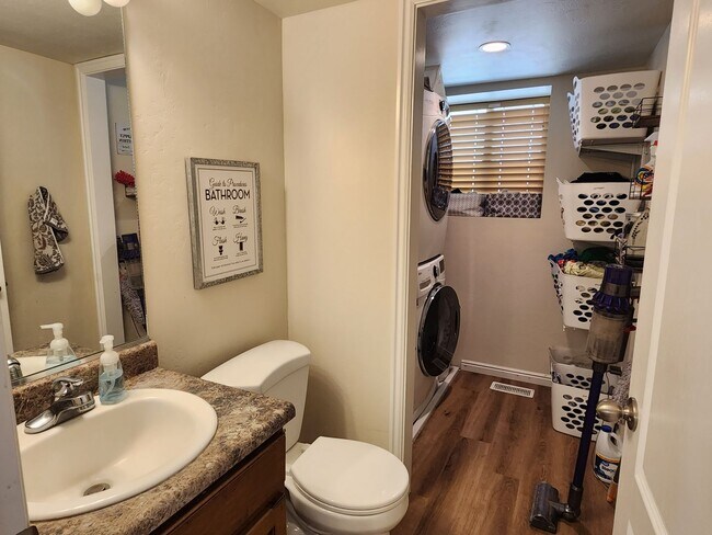 Building Photo - Great 5 Bed 2.5 Bath Home Newly Remodeled
