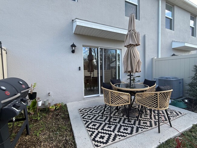 Building Photo - Beautiful 3 Bedroom 2.5-bathroom townhome