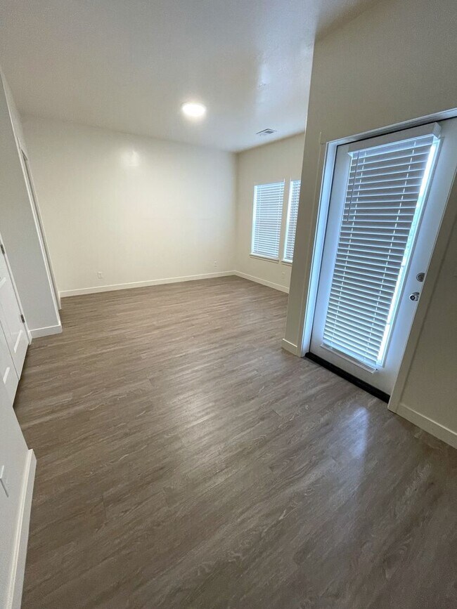 Building Photo - Spacious 3 Bed 2.5 Bath Townhome for Rent ...