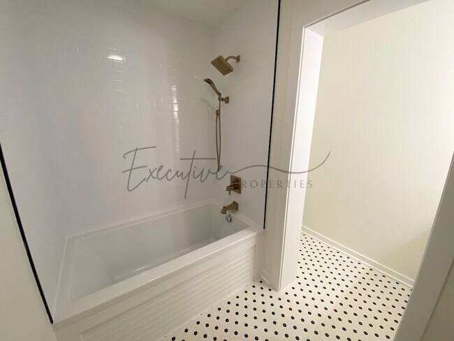Building Photo - Spacious 4-Bedroom with Custom Finishes in...