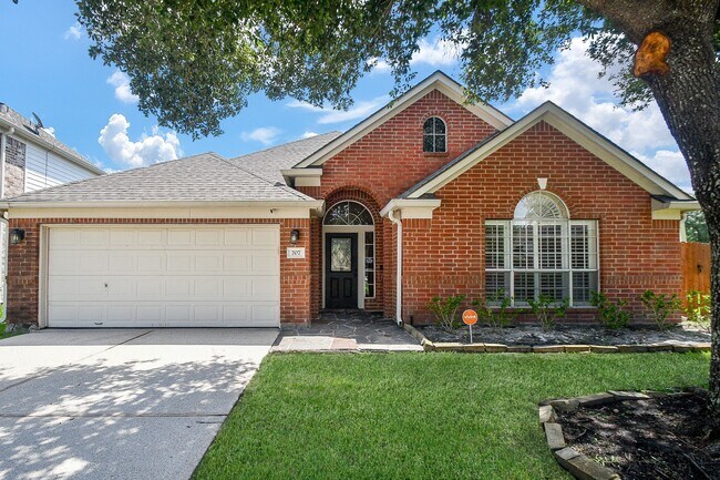 Building Photo - 707 New Pines Dr