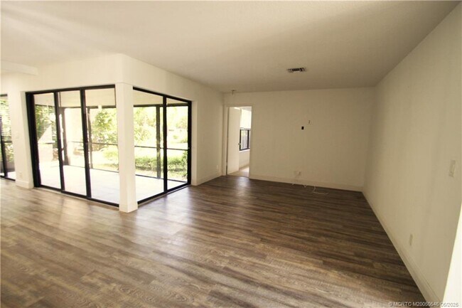 Building Photo - 3960 SW Greenwood Way
