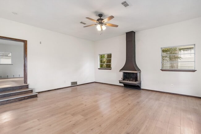 Building Photo - 108 7th St
