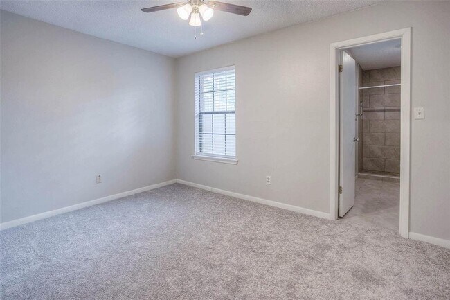 Building Photo - 3011 Sand Dr