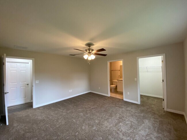 Building Photo - Custom Home - Desirable SE Ocala Neighborh...