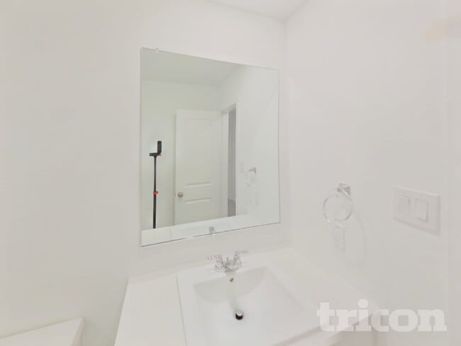 Building Photo - 811 Ponderosa Ln