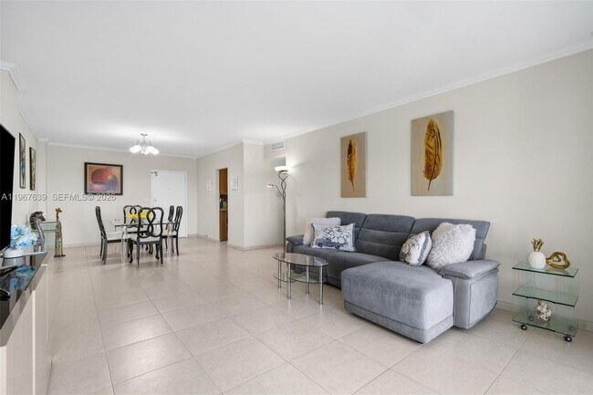 Building Photo - 300 Bayview Dr