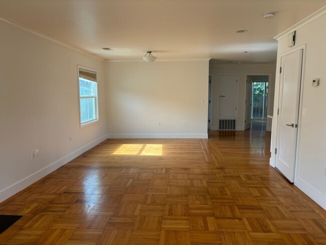 Building Photo - Charming 2 Bedroom Ranch Style