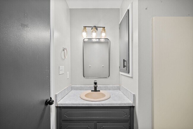 Building Photo - 3 Bedroom 1 1/2 Bath Renovated Home For Rent!