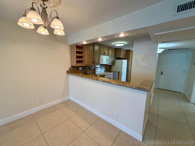 Building Photo - 6 Royal Palm Way