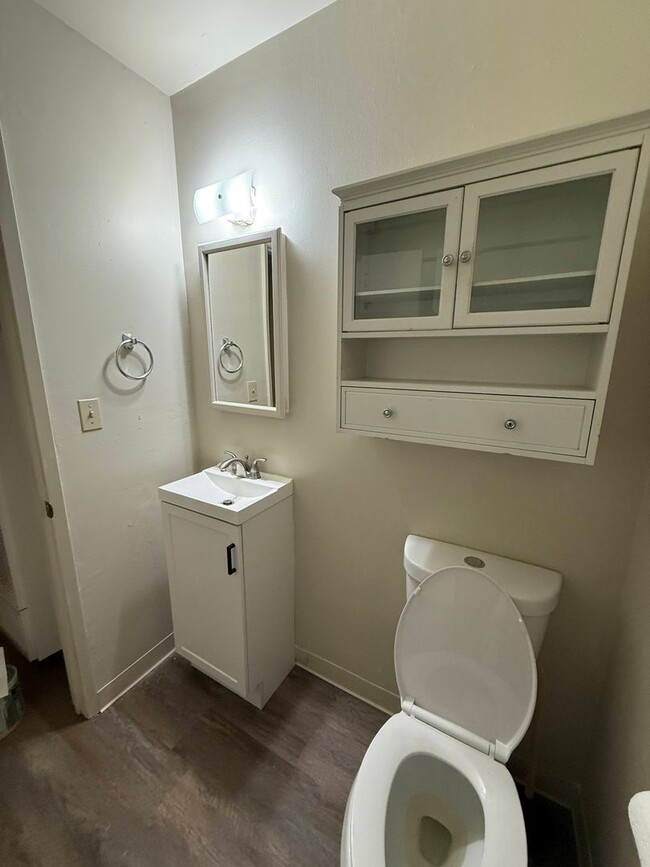 Building Photo - Quiet private one level cabin