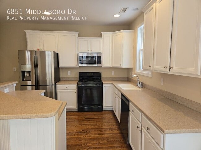 Building Photo - 6851 Middleboro Dr