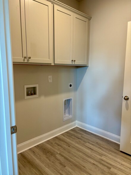 Building Photo - 7100 Shooting Star Way