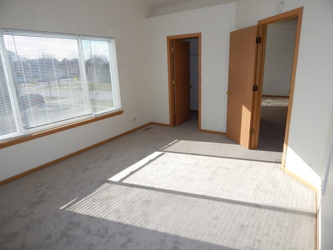 Building Photo - 2800 E Bridleway Ct