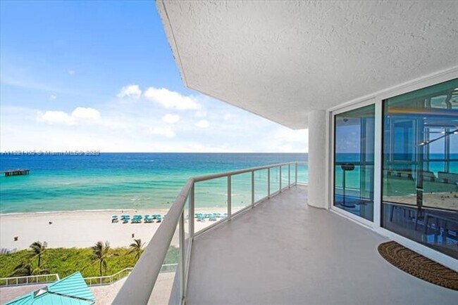 Building Photo - 16425 Collins Ave