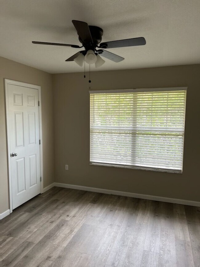 Building Photo - Three Bedroom Two 1/2 Bath condo in SW Hai...