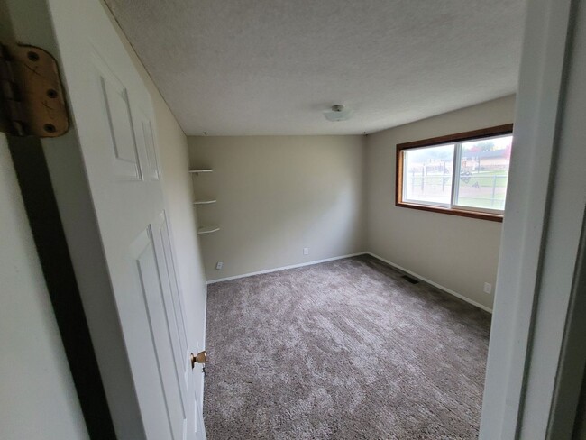 Building Photo - 3 Bd / 1 BA Pet Friendly~New Carpets & Paint!