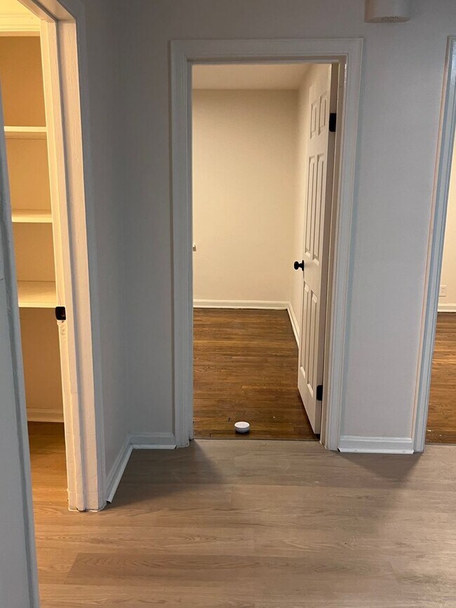 Building Photo - Charming 2-Bedroom Upper Unit – Spacious L...