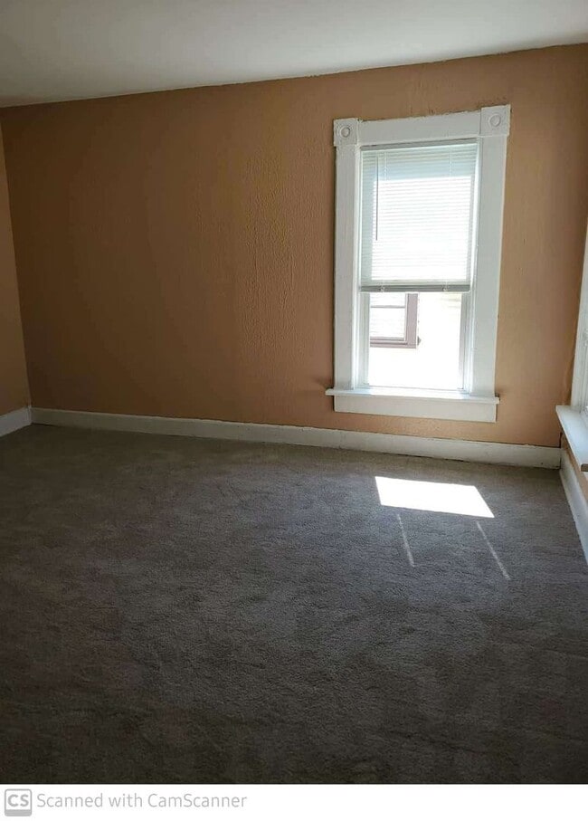 Building Photo - Refreshed 3 bed 1 bath home convenient to ...