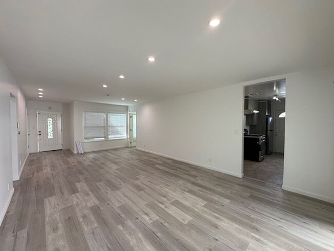 Building Photo - Completely remodeled and located on a quiet tree lines street in a beautiful pocket of Winnetka